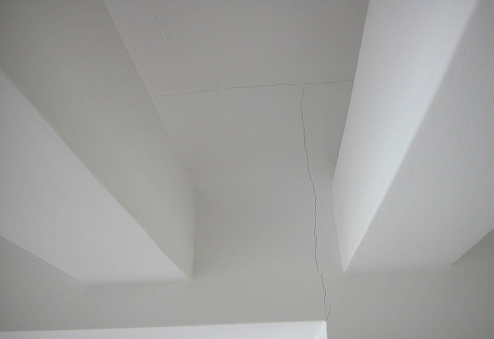 裝修完吊頂為什么容易開裂？吊頂開裂后如何處理